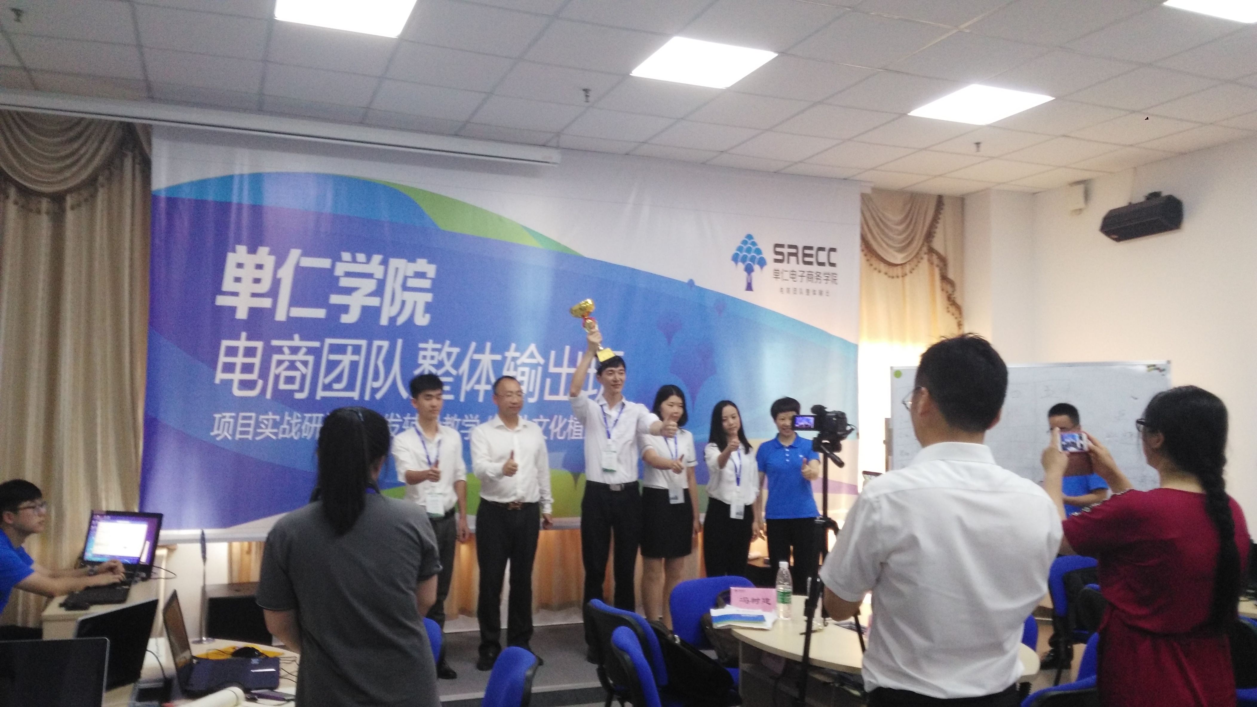 六月是奮斗的子日，燦源裝飾一直在學(xué)習(xí)進步