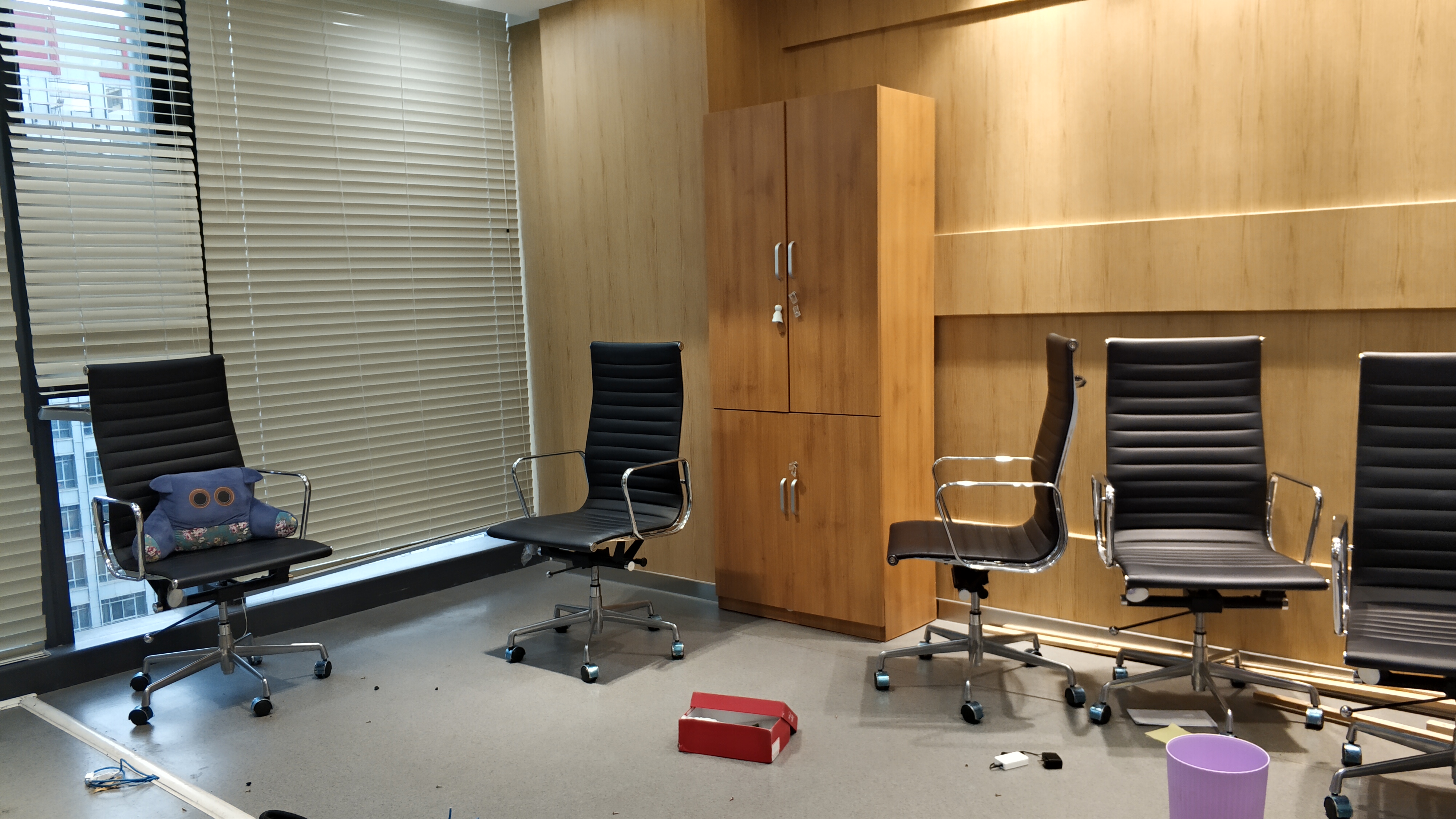 拆除前的新東方辦公室裝修現(xiàn)場