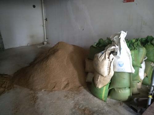 沙子已進(jìn)場，水泥和輕質(zhì)磚等下進(jìn)場