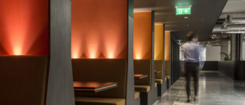 國(guó)外廣告公司裝修效果    展示工業(yè)風(fēng)與媒體元素的天生兼容