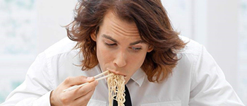 吃酸辣粉被罰款20元  南寧辦公室設(shè)置休閑用餐區(qū)逐漸成為必要