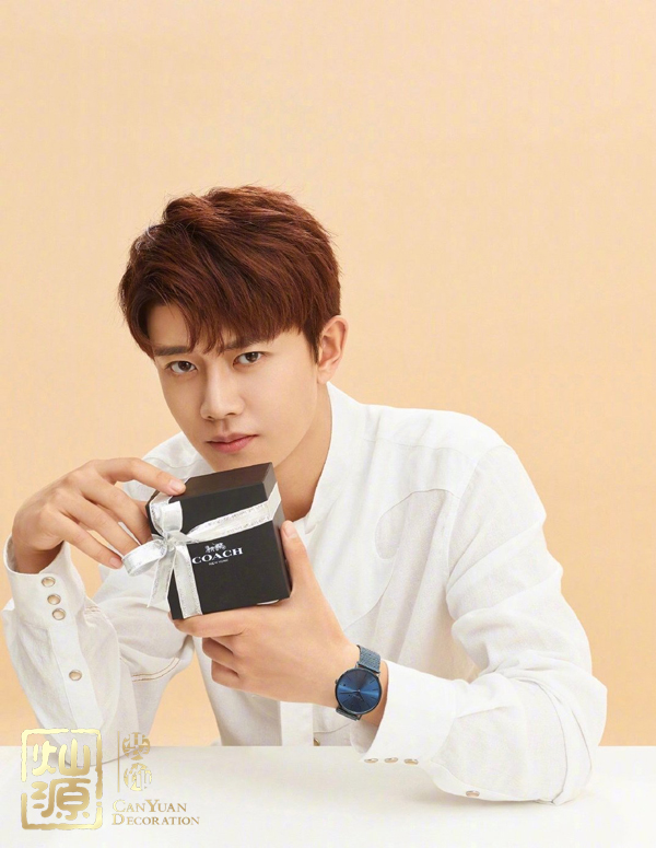 COACH蔻馳T恤辱華惹眾怒 【多圖】開(kāi)扒蔻馳中國(guó)品牌代言人及蔻馳總部辦公室