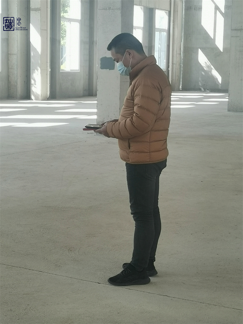 4S店辦公樓裝修公司易學(xué)老師勘測(cè)現(xiàn)場(chǎng)